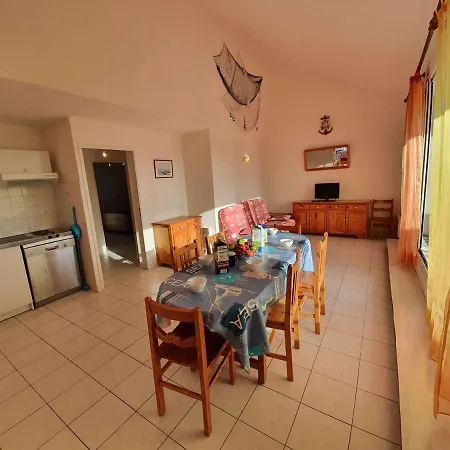 3 Pièces Avec Balcon, Piscine Collective Et Parking Proche Océan à - Fr-1-224c-250 Saint-Hilaire-de-Riez