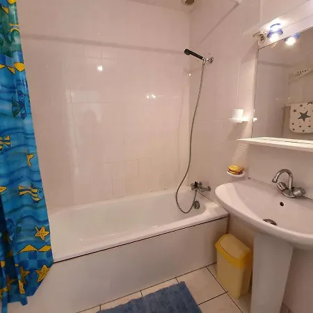 3 Pièces Avec Balcon, Piscine Collective Et Parking Proche Océan à - Fr-1-224c-250