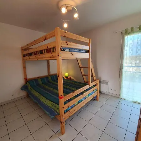 3 Pièces Avec Balcon, Piscine Collective Et Parking Proche Océan à - Fr-1-224c-250